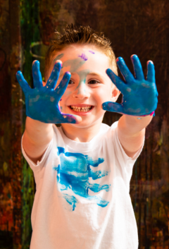 Child painting at Artnest kids art class